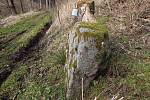 Nedaleko obce Klementice na Třebíčsku stojí dva zajímavé kameny. Jeden připomíná dávnou tragédii. Druhý pak mnichovskou zradu. 
