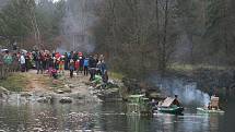 Čtvrtá vánoční plavba. V blanenském lomu plaval na Štědrý den tank, vor z lahví i otužilci.