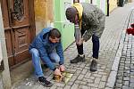 Stolpersteine. Kameny zmizelých. Dlažební kostky s mosaznou destičkou, které se na znamení piety vsazují do chodníků před domy obětí holocaustu a nacistického režimu. Další čtyři přibyly nedávno v židovské čtvrti v Boskovicích.