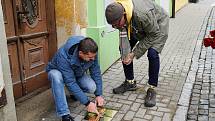 Stolpersteine. Kameny zmizelých. Dlažební kostky s mosaznou destičkou, které se na znamení piety vsazují do chodníků před domy obětí holocaustu a nacistického režimu. Další čtyři přibyly nedávno v židovské čtvrti v Boskovicích.