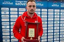 Zdeněk Fládr s trofejí pro nejlepšího střelce Nations Cupu.