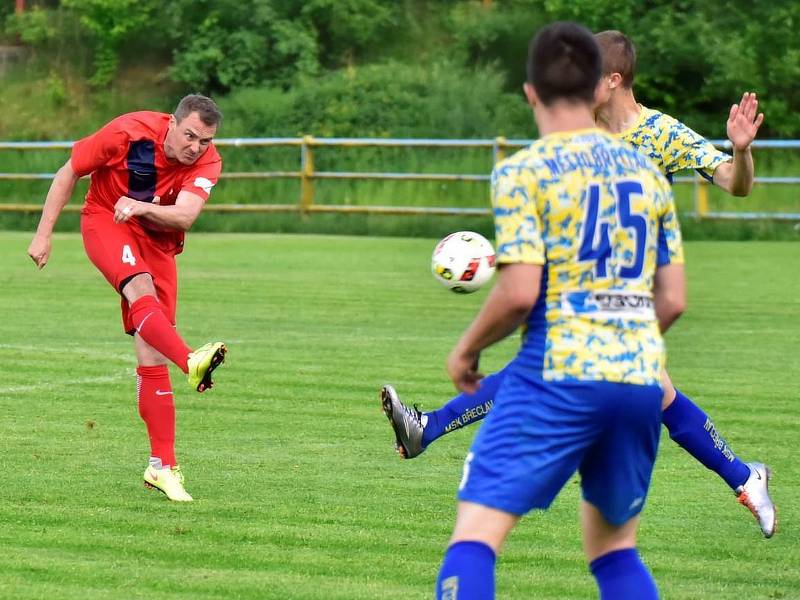 V utkání D skupiny Moravskoslezské divize prohráli fotbalisté FK Blansko (červené dresy)  doma s MSK Břeclav 1:2.