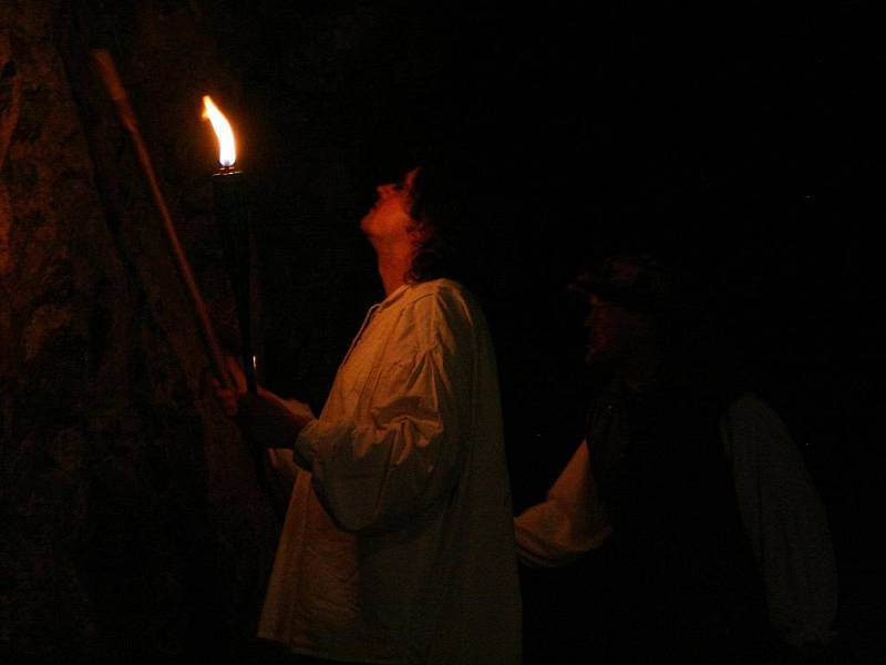 Divadelníci z ochotnického sdružení Křový v jeskyni Výpustek připravili pro turisty překvapení. Stejně jako loni si zahráli při oživených prohlídkách historické postavy, které nějak s jeskyní poblíž Křtin souvisejí. 