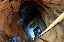 V celé Novoroční jeskyni v Moravském krasu jsou po čerstvých objevech čtyři významnější odtokové cesty směrem k východu, tedy potenciálně k Amatérské jeskyni.