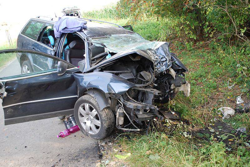 Nehoda u Olešnice na Blanensku si vyžádala dva mrtvé. Volkswagen narazil do stromu.