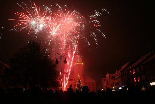 Oslavy příchodu nového roku 2008 na Masarykově náměstí v Boskovicích.