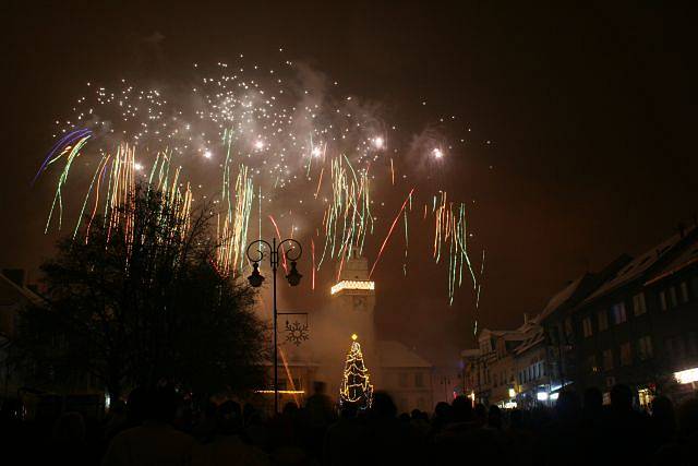 Oslavy příchodu nového roku 2008 na Masarykově náměstí v Boskovicích.