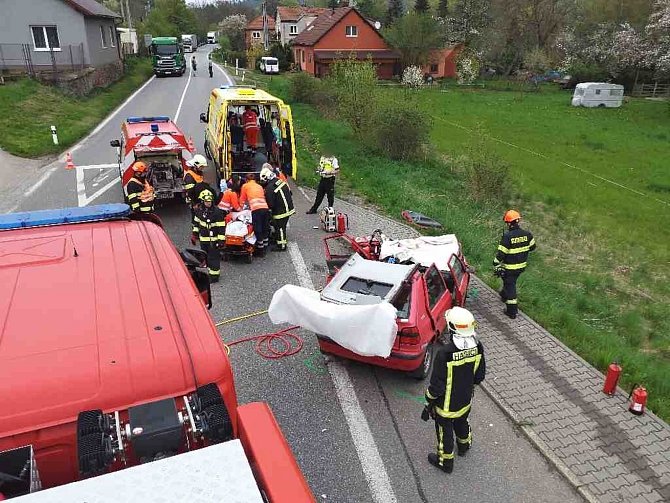 Zraněného muže vystřihávali na I/43 z auta hasiči. Do Sasiny pro něj v pátek odpoledne letěl vrtulník.