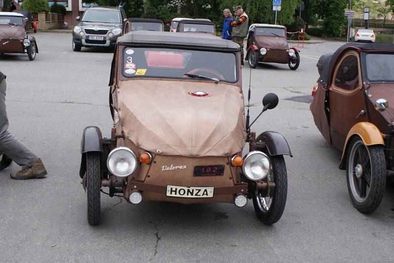 Pořadatelé tradiční akce Jarní sraz Velorexů v Boskovicích měli letos velký důvod slavit. Fanoušci aut s plátěnou karosérií se totiž na Blanensku setkali už poosmnácté.