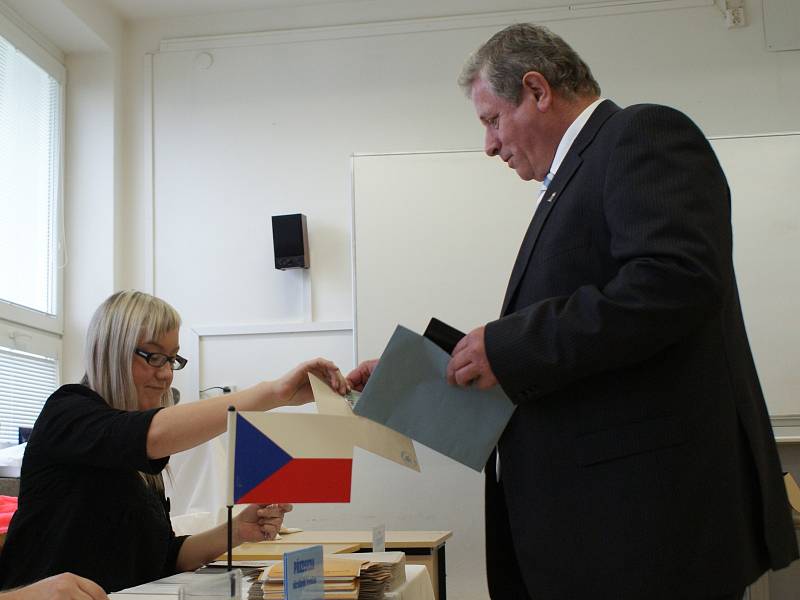 Mezi prvními voliči v Blansku byl starosta města Lubomír Toufar, šestka kandidátky ČSSD.