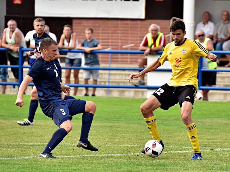 V utkání 3. kola divizní skupiny D porazil FK Blansko (modré dresy) Slovan Rosice vysoko 4:0.