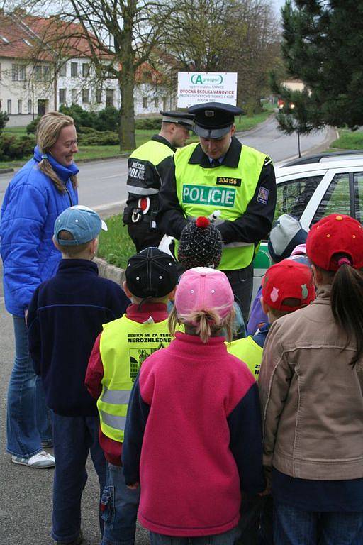 Policisté při akci Zebra se za tebe neohlédne vysvětlovali dětem z mateřských škol v Boskovicích i Knínicích, jak se chovat na přechodu pro chodce. 