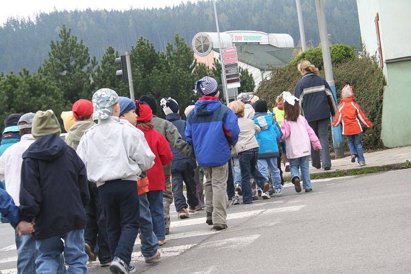 Policisté při akci Zebra se za tebe neohlédne vysvětlovali dětem z mateřských škol v Boskovicích i Knínicích, jak se chovat na přechodu pro chodce. 