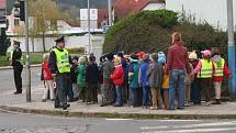 Policisté při akci Zebra se za tebe neohlédne vysvětlovali dětem z mateřských škol v Boskovicích i Knínicích, jak se chovat na přechodu pro chodce. 
