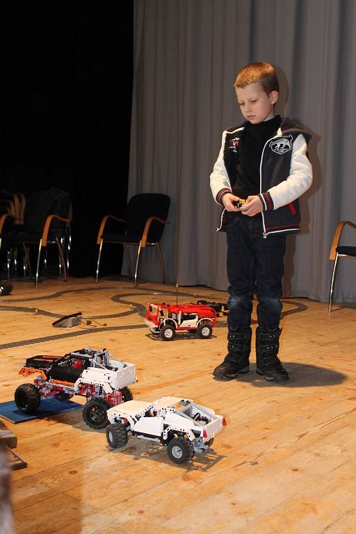 Na třetí ročník akce s názvem Lego Technic Show 2013 – Stroje v pohybu v sobotu do boskovického zámeckého skleníku zavítalo kolem tisícovky návštěvníků. Na akci si mohli prohlédnou kolem stovky modelů z Lega. 