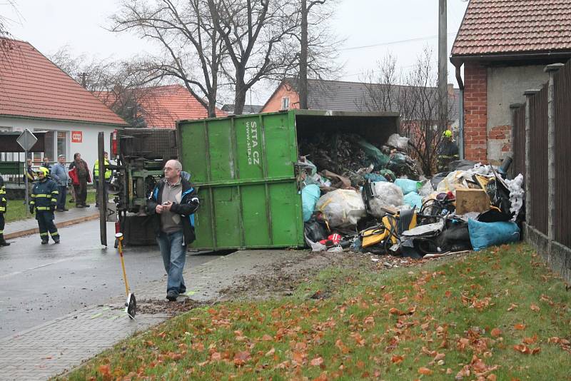 Ve Světlé se v úterý převrátilo nákladní auto s odpadem.