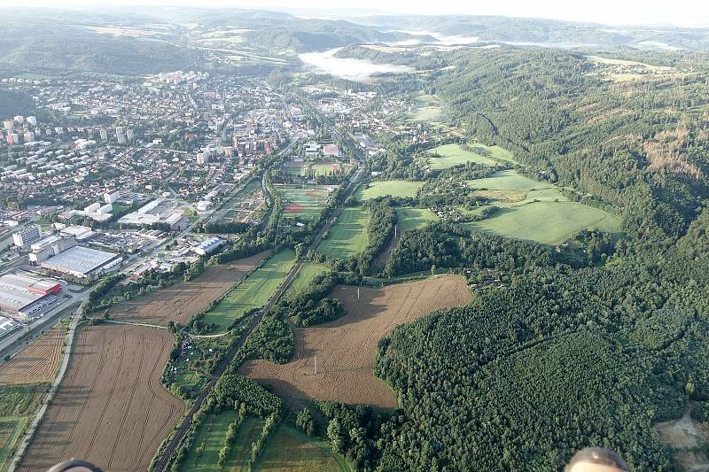 Dobré ráno Blanensko! Paraglidista Petr Buchta nafotil krajinu z ptačí perspektivy.