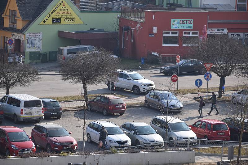 Zákazy vjezdu, policisté v reflexních bundách, těžká stavební technika. Ve středu ráno začala v centru Blanska tříměsíční uzavírka. Dělníci se totiž pustili do opravy kanalizace a vodovodu. Později tam přijde na řadu rekonstrukce silnic a chodníků.