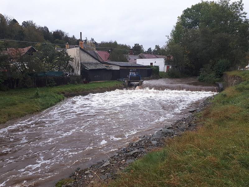 Rozvodněná říčka Bělá v Boskovicích.