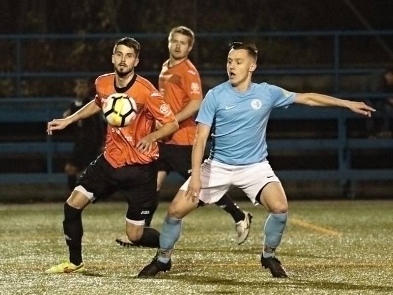 V posledním podzimním utkání krajského přeboru fotbalistů porazil FC Boskovice (v modrém) tým FC Ivančice 4:1.