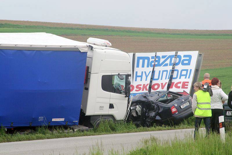 Při nehodě přišla o život dvaadvacetiletá řidička osobního automobilu.