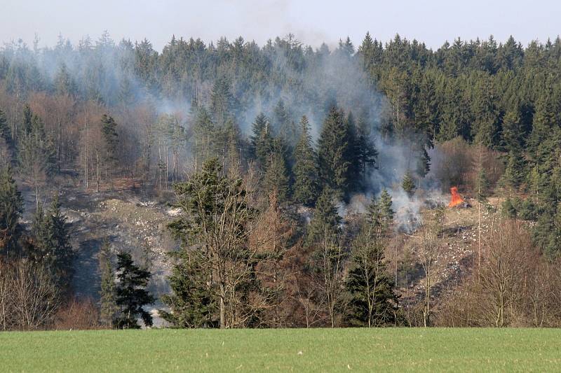 V Suchém Žlebu u obce Vilémovice na Blanensku hořela mýtina v prudkém srázu. Nedaleká rezervace Vývěry Punkvy byla v ohrožení. Požár lesa hasil i vrtulník.