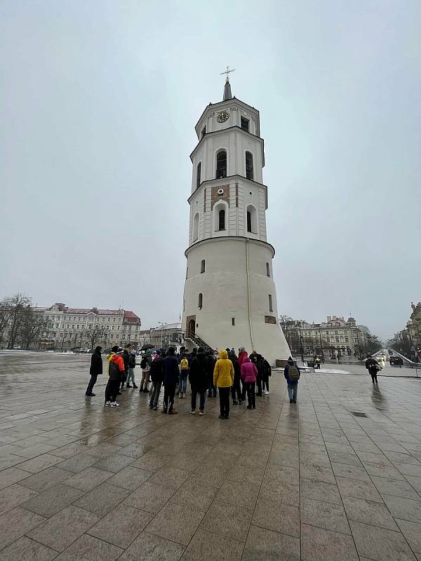 Během návštěvy Vilniusu měli studenti a litevští žáci možnost vidět to nejhezčí z hlavního města. Mezi největší zajímavosti patřily Katedrála sv. Stanislava, sídlo prezidenta, městské hradby či univerzita. Celá trasa byla nicméně trošku riskantní, protože