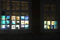 Výtvarná díla žáků Základní umělecké školy Velké Opatovice lemují okna výtvarného ateliéru.