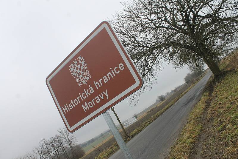 Historickou hranici Čech a Moravy připomínají na Blanensku dvě dopravní značky. Zatím jediné v republice. Jedna z nich je mezi obcí Kněževes a Jobovou Lhotou a druhá pak o kousek dál na silnici mezi Olešnicí a Trpínem.