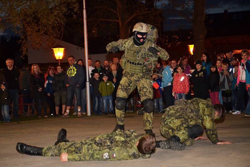 Součástí vzpomínky na sedmdesáté výročí konce druhé světové války v Letovicích bylo i vystoupení mažoretek nebo lampionový průvod.