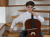 Chlapec začal hrát na violoncello v pěti letech. 