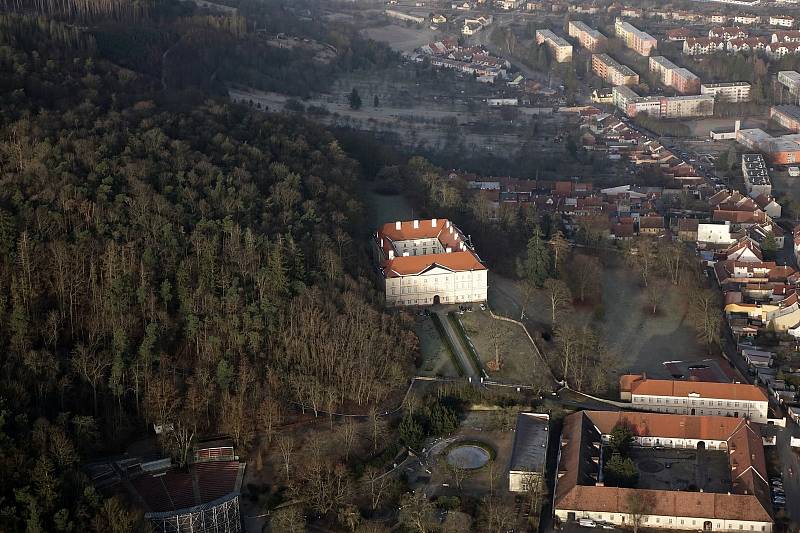 První letošní let a série nádherných fotografií. Paraglidistu Petra Buchtu z Adamova na Blanensku zlákala předpověď počasí k výletu na motorovém křídle. Do vzduchu vystartoval ve středu z kotvrdovického letiště krátce před půl osmou ráno.