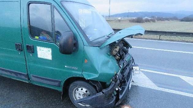 Při nehodě na Blanensku se lehce zranil řidič náklaďáku.