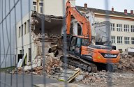 Stavební dělníci finišují s demolicí prodejny Coop Jednota v centru Hustopečí.