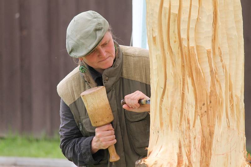 Řezbáři vyrábí sochy na kunštátském Dřevosochání před začátkem Svátků řemesel.
