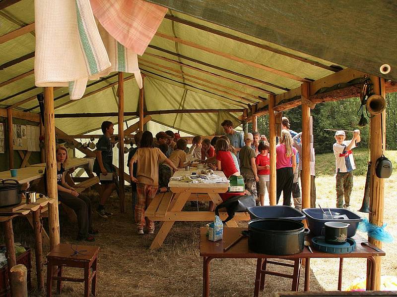 V indiánských týpí, s vůní ohně, slunce a lesa prožívají skauti ze Senetářova a z Kotvrdovic dva prázdninové týdny. 