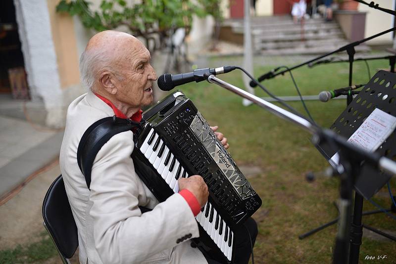 Setkání harmonikářů v Lysicích doprovázela i přes nepřízeň počasí skvělá nálada.