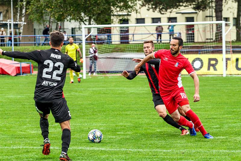 Blanenští fotbalisté (červená) ve FORTUNA:NÁRODNÍ LIZE proti Žižkovu.