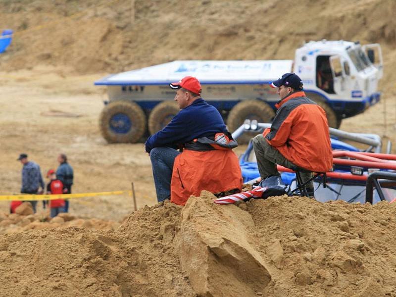 Pátý závod Mistrovství České republiky a Německa v truck trialu v pískovně u Kunštátu.