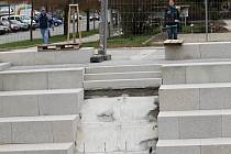 Nové betonové schodiště na opraveném nábřeží v centru Letovic už dělníci rozbili. Nahradí ho schodiště ze žuly. Podle řady místních jsou to vyhozené peníze.