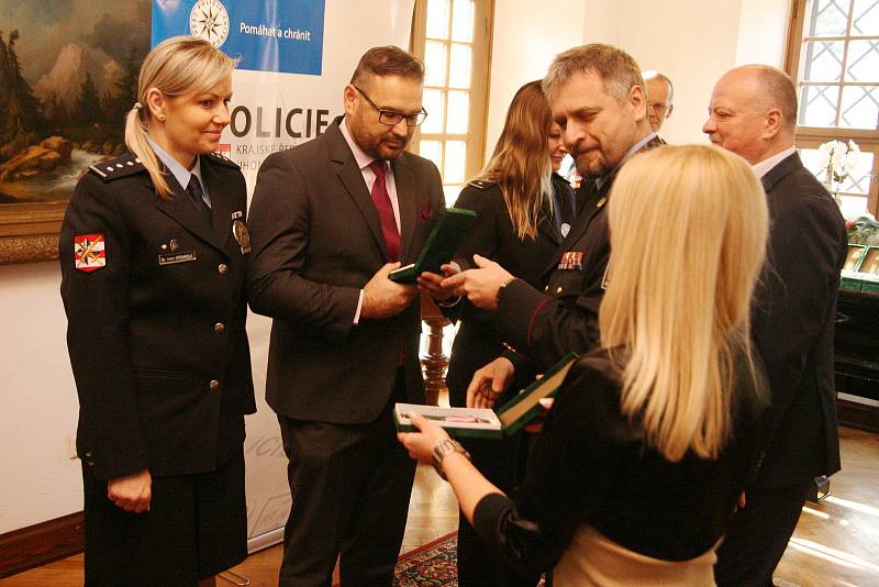 Policisté převzali na blanenském zámku medaile. Za dlouholetou službu.