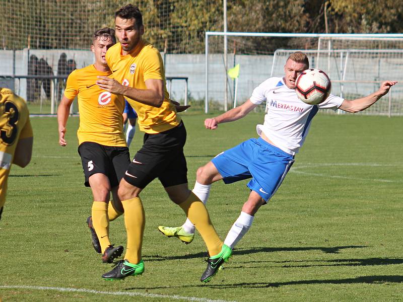 Souboj nováčků Moravskoslezské fotbalové ligy v Rosicích vyhráli domácí (žluté dresy). Gólem Malaty porazili Blansko 1:0.