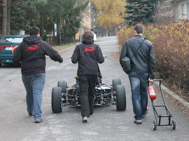 DRAGON II. Studenti VUT Brno soutěží s formulí v projektu Formule student. Už postavili dva prototypy závodních strojů. Formuli Dragon II předvedli v Jedovnicích. Letos s ní odjeli tři závody.
