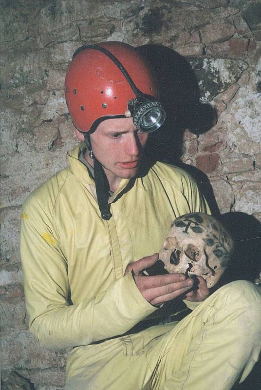 Student archeologie Marek Šenkyřík, objevitel další pomalované lebky (1991).