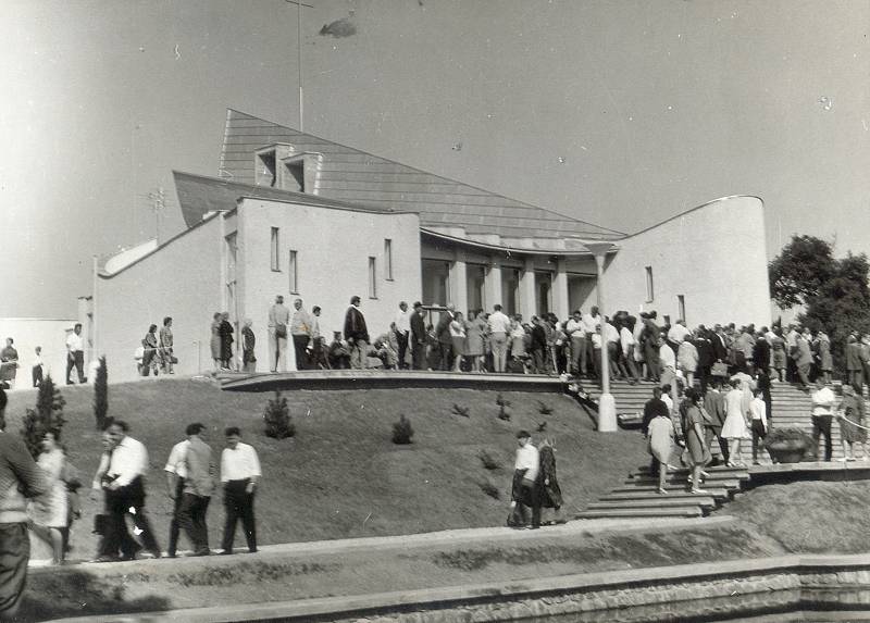 Kostel svatého Josefa dostavěli Senetářovští v roce 1971.