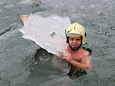 Při šestém ročníku otužileckého plavání v Šošůvce si v tamním lomu zaplavalo šestačtyřicet mužů a žen.