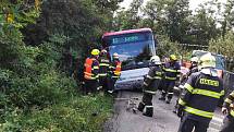 Na úzké silnici u Bukoviny na Blanensku hrozilo převrácení autobusu, cestující vyvázli bez zranění.