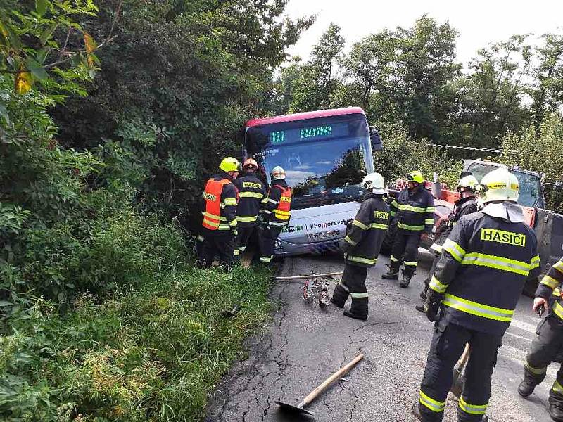 Na úzké silnici u Bukoviny na Blanensku hrozilo převrácení autobusu, cestující vyvázli bez zranění.