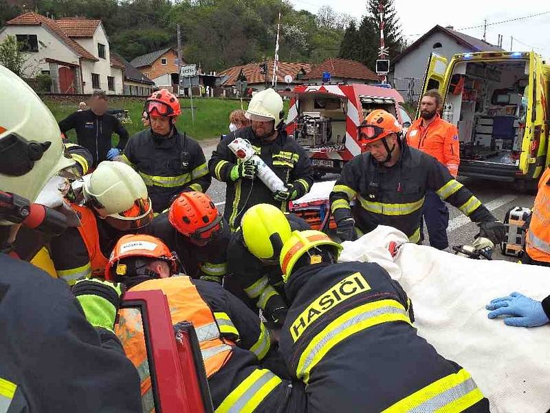 Nehoda kamionu a osobního auta na silnici I/43 o svitávecká části Sasina.