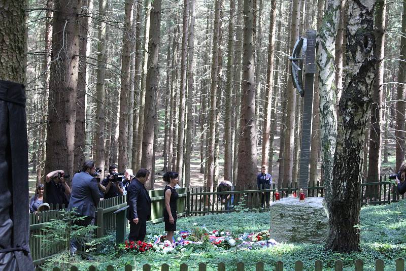 Čtyři roky budování a další tři léta zavřeno. To už neplatí. Do Památníku holokaustu Romů a Sintů na Moravě nedaleko Hodonína na Blanensku se konečně podívají turisté. Muzeum romské kultury, které památník spravuje, ho v úterý otevřelo.